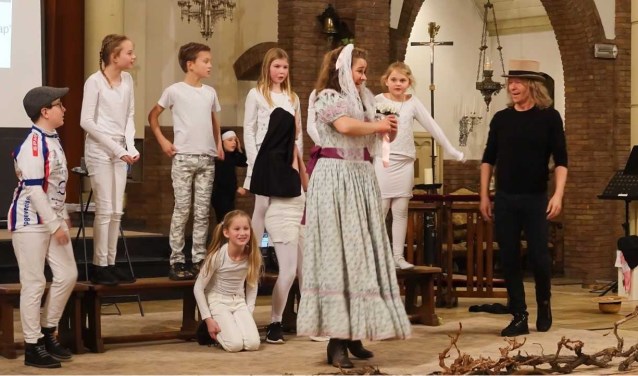 Koos Sekrève en Jolentha Zaat brachten samen met kinderen van de Andreashof de musical The Sound of Music op de planken.