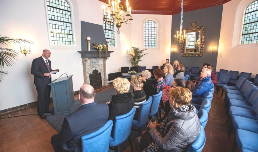 Wethouder Varekamp opende de vernieuwde trouwzaal.