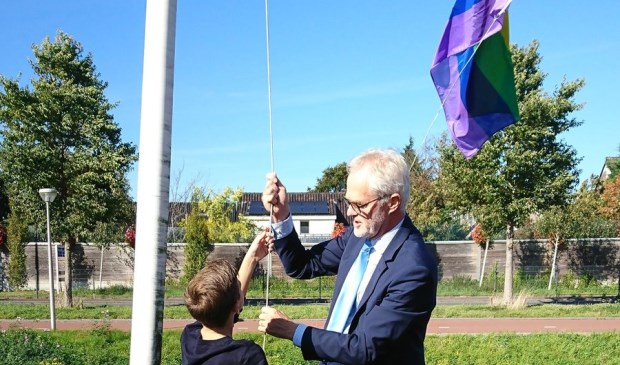 Wethouder Vreugdenhil hees tijdens Coming Out Day 2018 namens het college van B en W vol overtuiging de regenboogvlag.