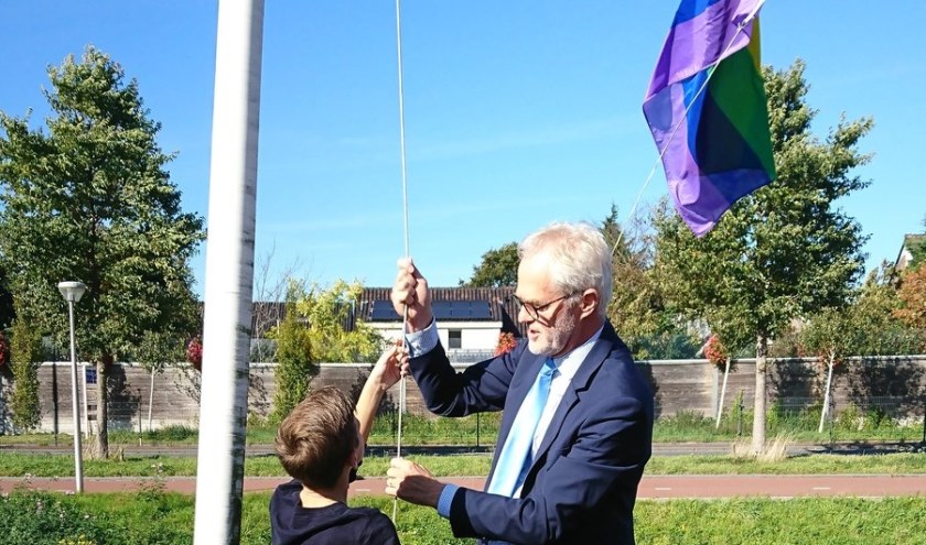 Wethouder Vreugdenhil hees tijdens Coming Out Day 2018 namens het college van B en W vol overtuiging de regenboogvlag.