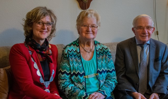 Meneer en mevrouw Korteweg kregen voor hun jubileum burgemeester Ada Grootenboer-Dubbelman op bezoek. Foto: Sam Fish