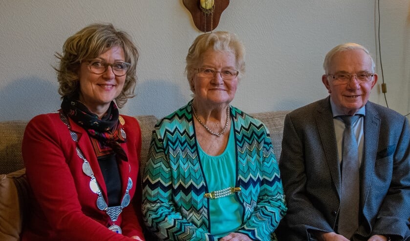 Meneer en mevrouw Korteweg kregen voor hun jubileum burgemeester Ada Grootenboer-Dubbelman op bezoek. Foto: Sam Fish
