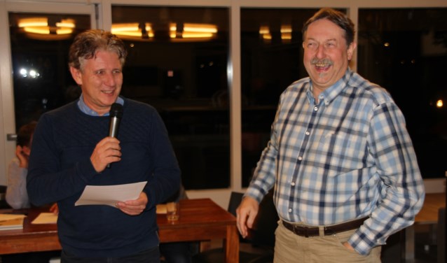Leen van Adrighem wordt toegesproken door voorzitter Frank Abrahams