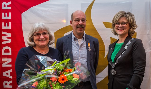 Brandweerman Kees Bal koninklijk onderscheiden Lid in de orde van Oranje Nassau uit handen van Burgemeester Ada Grotenboer (foto: Wim van Vossen)