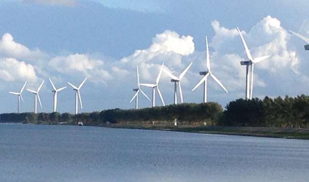 Het hele eiland ziet de windmolens (foto Dorien Kickert)