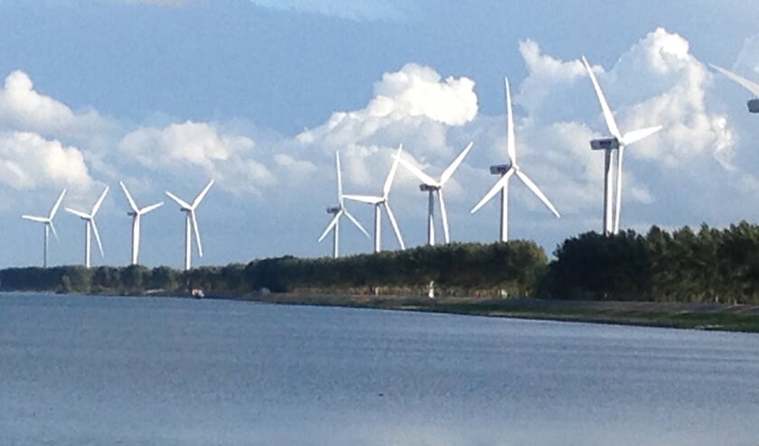Het hele eiland ziet de windmolens (foto Dorien Kickert)