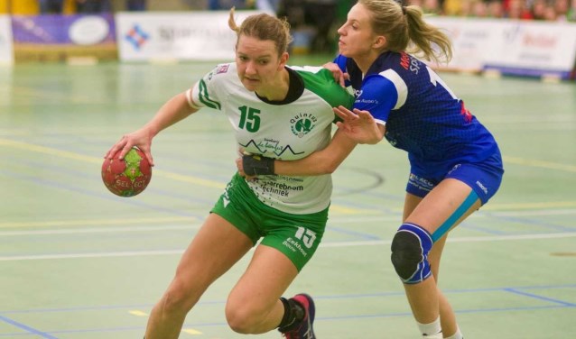 Een speelster van V&L doet er alles aan om Anouk Zwinkels af te stoppen.