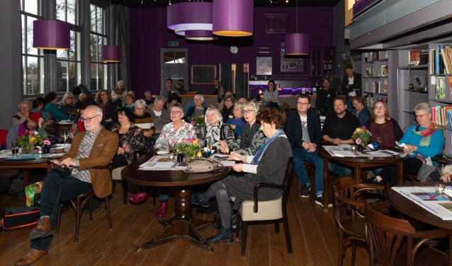 Publiek in het Diekhuus te Middelharnis luisterend naar mooie gedichten. (foto: Leendert Verkerke)