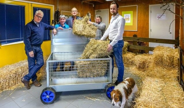 v.l.n.r. Reggy Barra (Rotary), Elly Hoorens, Adrie Tilburg (beiden stichtingsbestuur), beheerster Joke Warta en Frank Meeuws (Rotary).