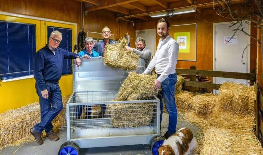 v.l.n.r. Reggy Barra (Rotary), Elly Hoorens, Adrie Tilburg (beiden stichtingsbestuur), beheerster Joke Warta en Frank Meeuws (Rotary).