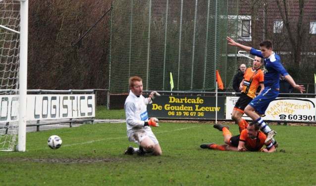 De 0-3 viel via een eigen treffer van Jacob van der Spaan (liggend). Doelman De Jongh zou even later uit het veld worden gestuurd.