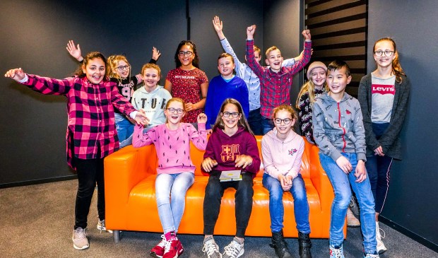 Alle finalisten met winnares Devi op de bank in het midden.
