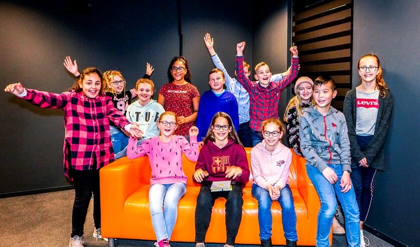 Alle finalisten met winnares Devi op de bank in het midden.