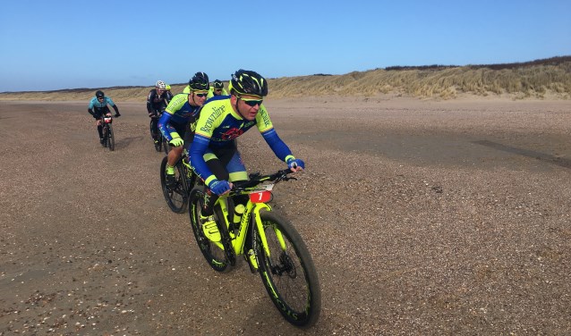 Jan Wouter Roos, in actie tijdens de Strandrace 't Gorsje, verraste zichzelf een dag later met een derde plaats in de Beachrace Zeeland.