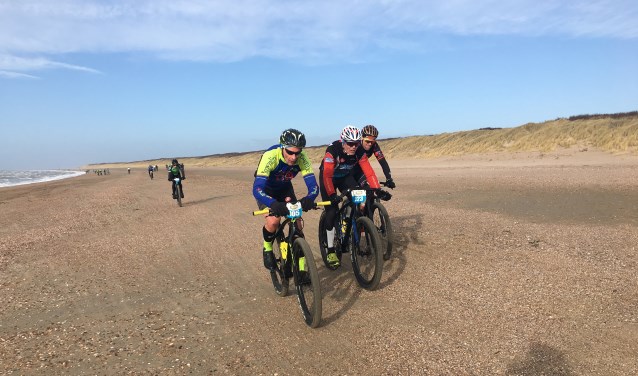 Kees Spuy, met rechts van hem belager André van den Nieuwendijk en Martin van Rij, op weg naar de overwinning en de eindoverwinning.