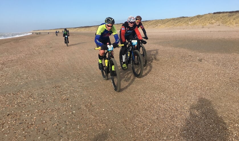 Kees Spuy, met rechts van hem belager André van den Nieuwendijk en Martin van Rij, op weg naar de overwinning en de eindoverwinning.