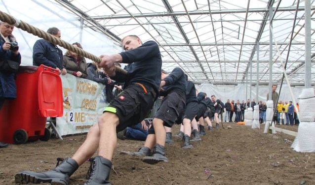 Er werden weer heel wat spierkracht en zweetdruppels geofferd bij het touwtrekken in Vierpolders. (Foto: Wil van Balen).
