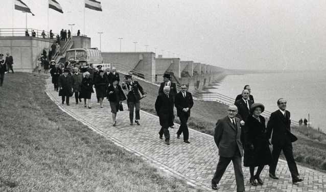 Koningin Juliana tijdens de opening van de Haringvlietdam