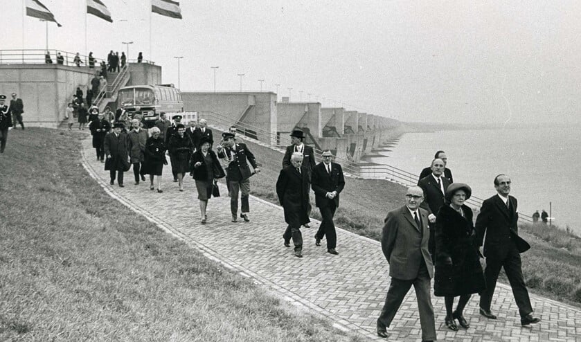 Koningin Juliana tijdens de opening van de Haringvlietdam