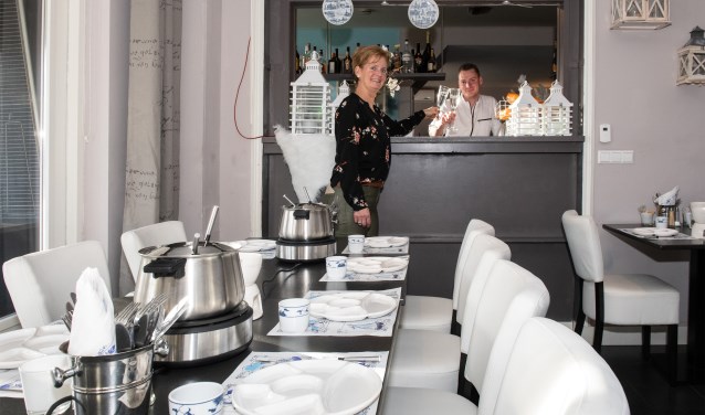 De in de winter 'werkloze' ijssalon van restaurant Eus is in deze maanden omgetoverd tot fondueruimte. (Foto: Jos Uijtdehaage).