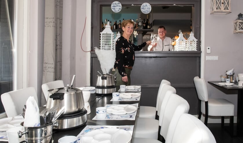 De in de winter 'werkloze' ijssalon van restaurant Eus is in deze maanden omgetoverd tot fondueruimte. (Foto: Jos Uijtdehaage).