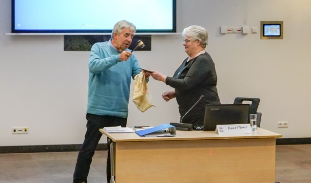 Anne-Marie Koopman neemt de voorzittershamer in ontvangst.
