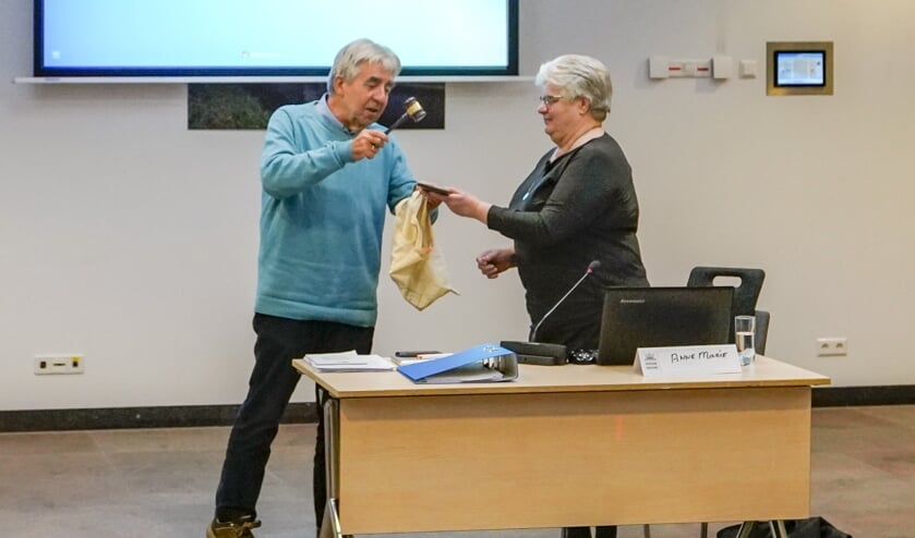Anne-Marie Koopman neemt de voorzittershamer in ontvangst.