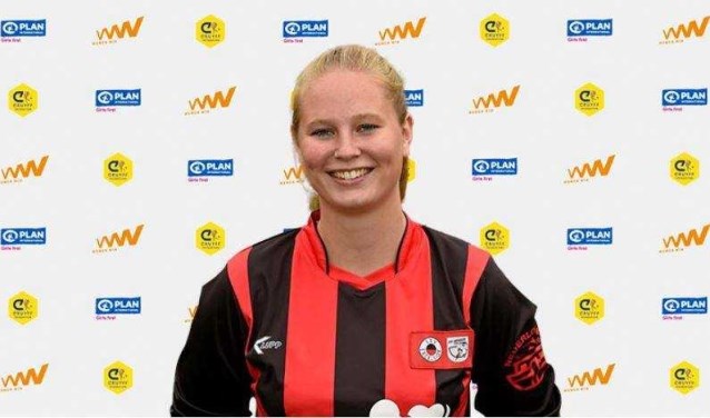 Profvoetbalsters van #TeamLaLeague coachen voetballende meiden