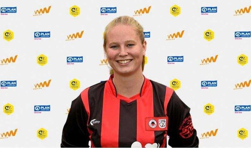 Profvoetbalsters van #TeamLaLeague coachen voetballende meiden
