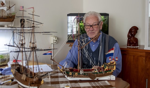 Frits Kruimel heeft al zo'n 30 schepen op schaal nagebouwd.