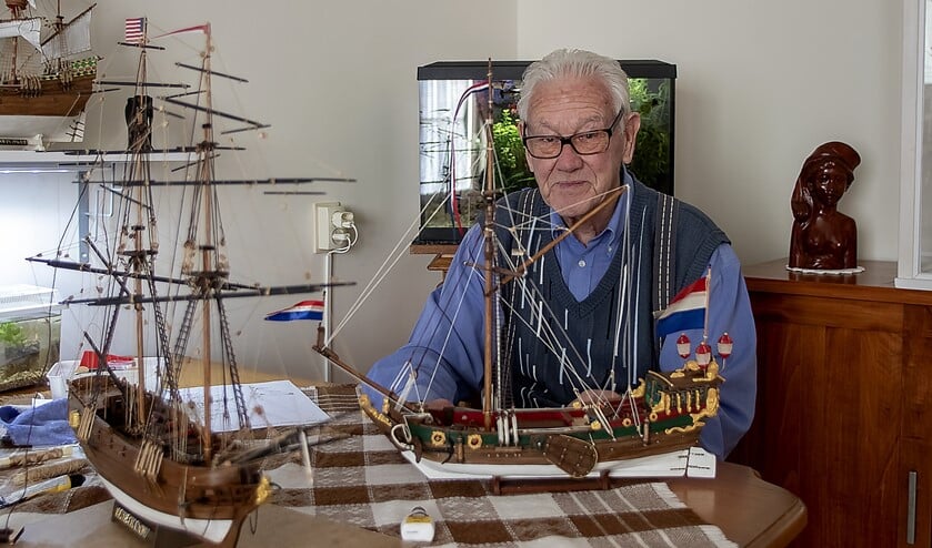Frits Kruimel heeft al zo'n 30 schepen op schaal nagebouwd.