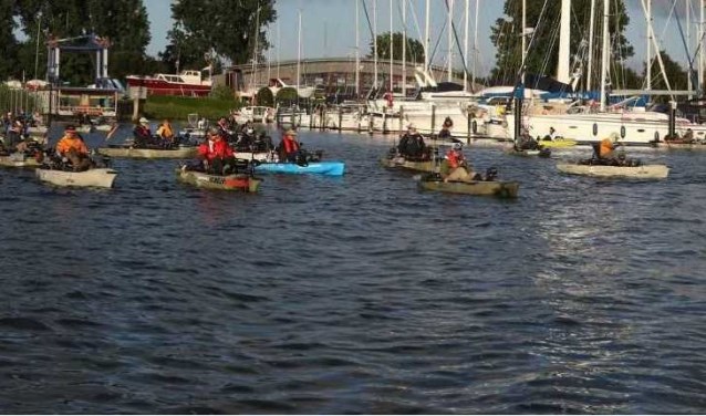 De wedstrijdvissers vertrekken in hun kayak vanuit de jachthaven in Stad aan 't Haringvliet.