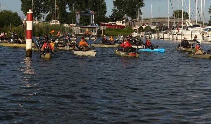De wedstrijdvissers vertrekken in hun kayak vanuit de jachthaven in Stad aan 't Haringvliet.
