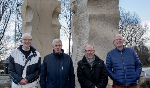 De adviescommissie bij het kunstwerk op het Havlickuv Brod-plein dat ook mede door het donatiefonds gerealiseerd kon worden (Foto: Jos Uijtdehaage)