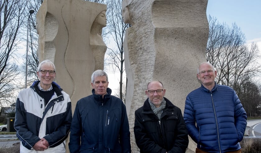 De adviescommissie bij het kunstwerk op het Havlickuv Brod-plein dat ook mede door het donatiefonds gerealiseerd kon worden (Foto: Jos Uijtdehaage)