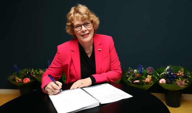 Regioakkoord Nieuwe Woningmarktafspraken Regio Rotterdam 2018-2030ondertekenaars (wethouders/woonfederaties) zetten hun handtekening onder het akkoord,alsmedeRob van de Broeke (Voorzitter Federatie Maaskoepel)Jan Willem Mijnans (voorzitter Samenwerkingsverband Wonen Regio Rotterdam)Adri Blom-Lemstra