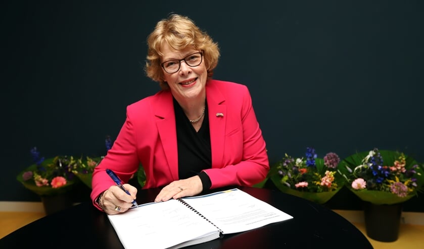 Regioakkoord Nieuwe Woningmarktafspraken Regio Rotterdam 2018-2030ondertekenaars (wethouders/woonfederaties) zetten hun handtekening onder het akkoord,alsmedeRob van de Broeke (Voorzitter Federatie Maaskoepel)Jan Willem Mijnans (voorzitter Samenwerkingsverband Wonen Regio Rotterdam)Adri Blom-Lemstra