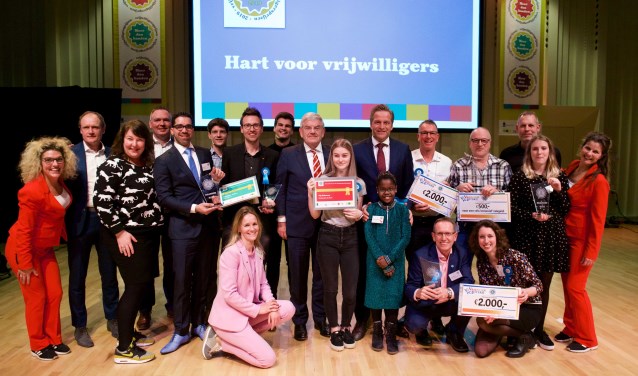 Hans Prins mocht namens Avavieren uit handen van minister Hugo de Jonge een cheque van 2.000 euro in ontvangst nemen.