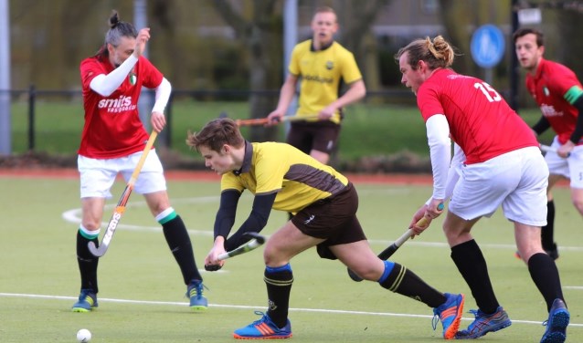 De hockeyers van HV Spijkenisse slaagde er niet in om de koppositie over te pakken van HC Feyenoord en verloren met 1-4.