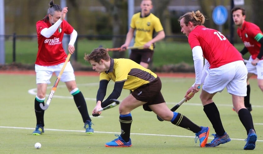 De hockeyers van HV Spijkenisse slaagde er niet in om de koppositie over te pakken van HC Feyenoord en verloren met 1-4.