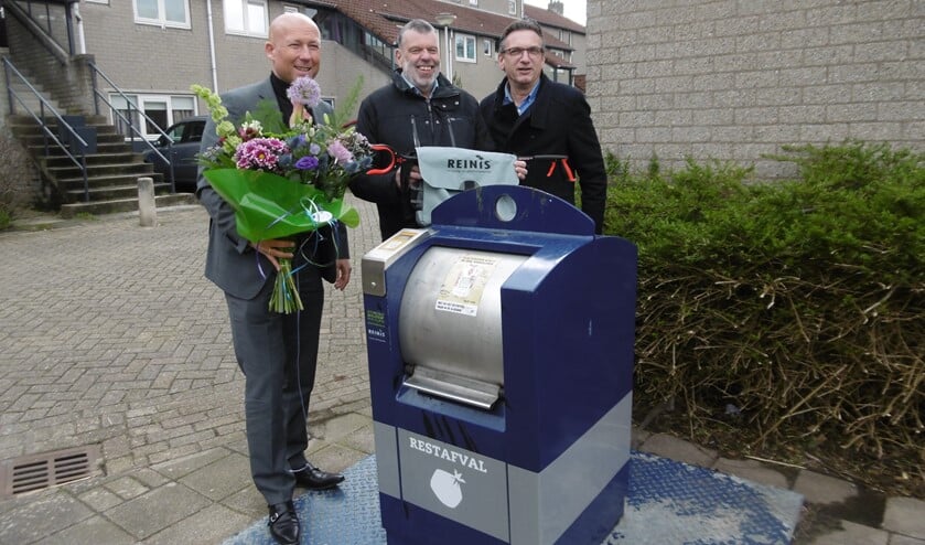 Bertus Kranenburg (midden) adopteerde een container in zijn buurt.