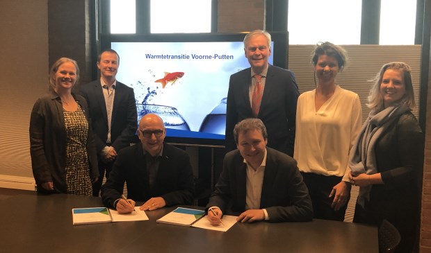 Foto vlnr: Liesbeth Schipper (Royal HaskoningDHV), Peter Schop (gemeente Hellevoetsluis), Wim Mans (Innoforte), André Schoon (gemeente Brielle), Igor Bal (gemeente Nissewaard), Lies van der Pol (gemeente Westvoorne) en Meike Kool (Royal HaskoningDHV).