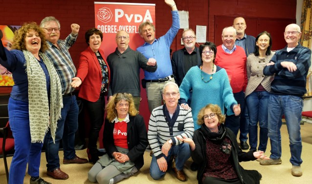 Willem Minderhout (onder de A) met een enthousiaste PvdA afdeling die hem op de hoogte houdt.