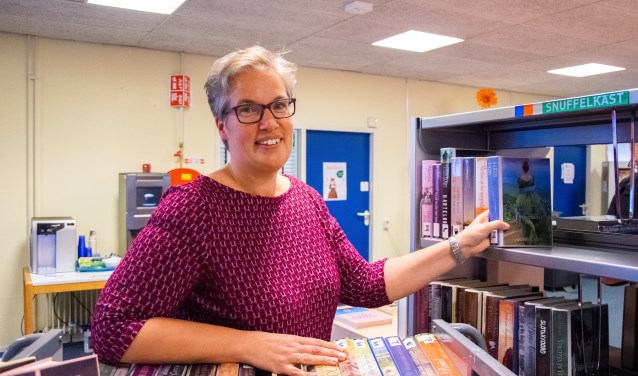 Hier nog druk aan het werk, maar het is toch echt voorbij. Gerdie heeft afscheid genomen van de bibliotheek. Foto: Sam Fish