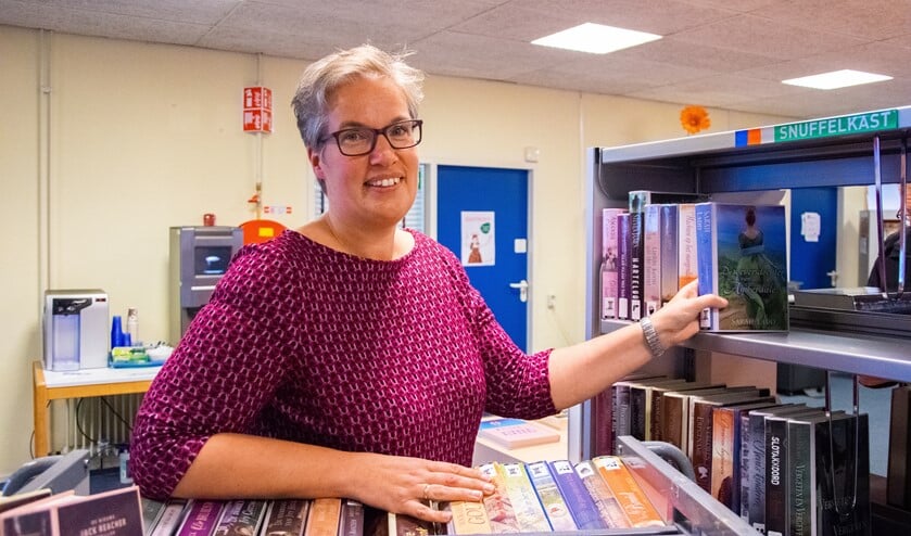 Hier nog druk aan het werk, maar het is toch echt voorbij. Gerdie heeft afscheid genomen van de bibliotheek. Foto: Sam Fish