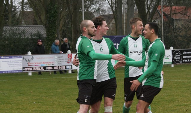 Jules Kroef, Pascal van Hulst en André Breinburg (vlnr) feliciteren Stony van den Berg (uiterst links) met de 1-0. (Foto: Wil van Balen).