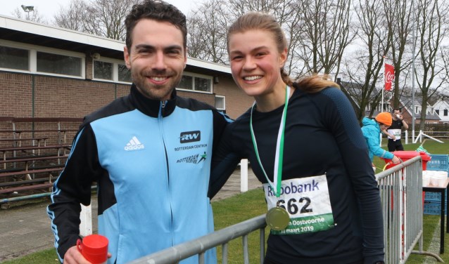 Marco van Etten en Sanne Mooldijk waren de winnaars op de 21,1 kilometer van de 'Halve van Oostvoorne'. (Foto: Wil van Balen).