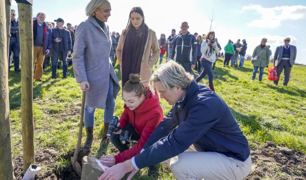 Onder een stralend zonnetje gingen 26 herinneringsbomen de grond in.