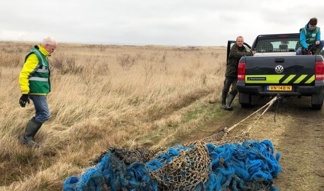 Door samenwerking van verschillende natuurorganisaties is het net op het strand van de Kwade Hoek losgetrokken.