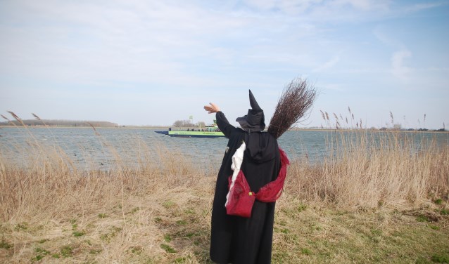 In Speelnatuur ontvangt opperheks Tiengemet de kinderen en vertelt ze wat er allemaal te doen is,